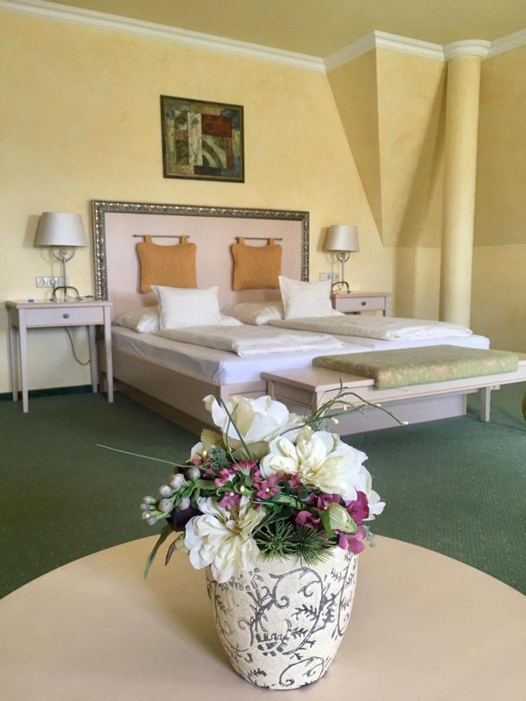 Hetkuti Wellness Hotel มัวร์ ภายนอก รูปภาพ
